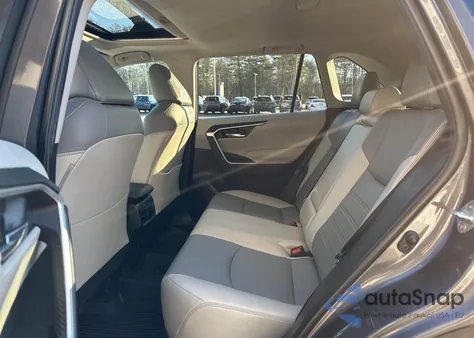 2022 Toyota Rav4 Xle Premium z USA, uszkodzony, nr VIN 2T3A1RFV8NW289009